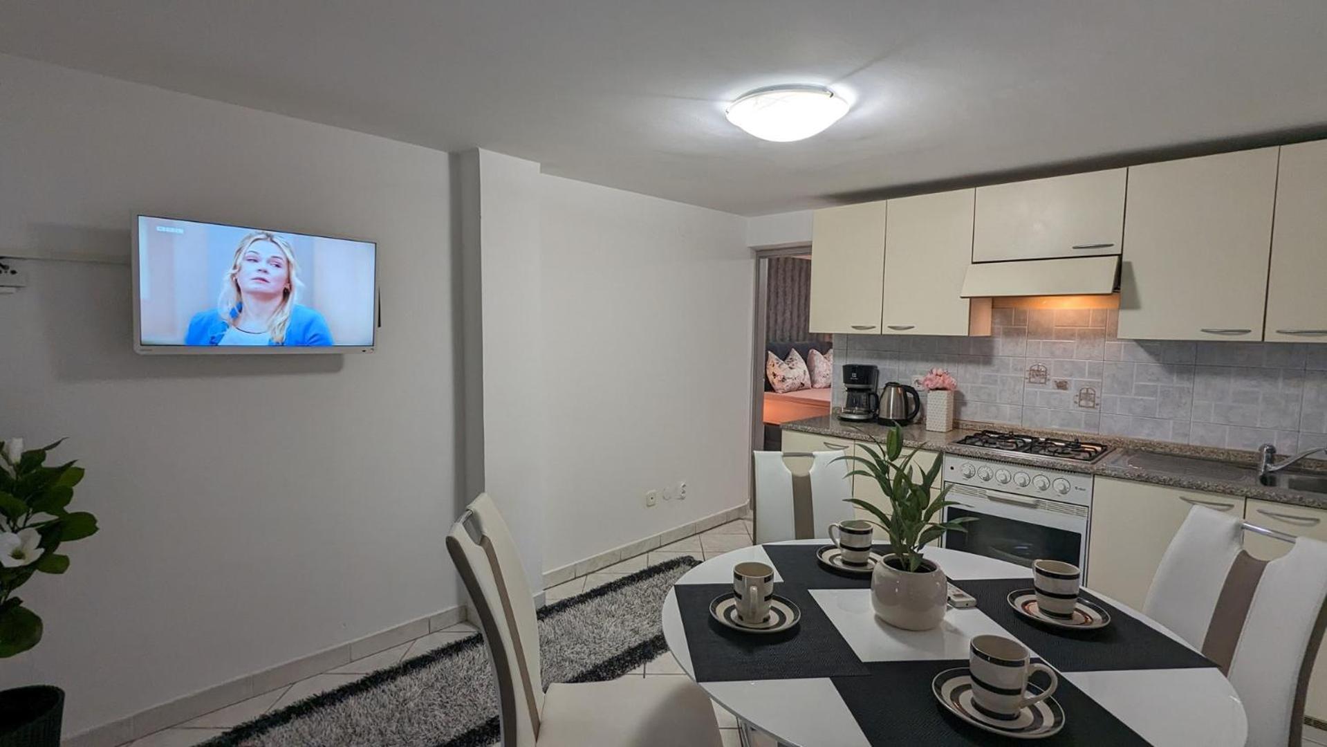 Vikendica Kartal In The Center Of Near The Beach