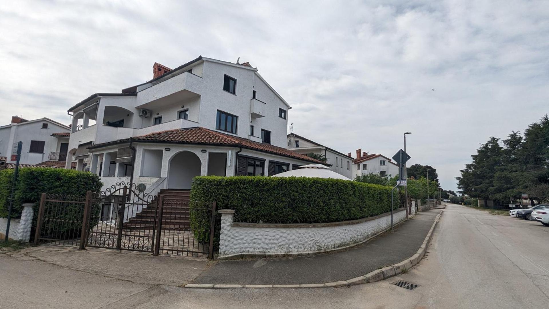 Vikendica Kartal In The Center Of Near The Beach